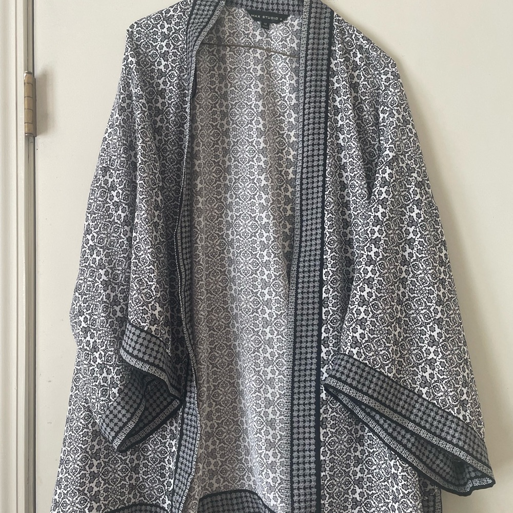 Max Studio Black and White Geometric Kimono